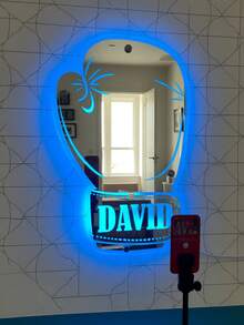 个性化拳击手套造型霓虹LED壁灯镜，可定制姓名，是送给拳击爱好者的个性化礼物，适合卧室装饰，也是生日、毕业典礼、派对、圣诞节、周年纪念日的完美礼物之选。USB供电，带遥控器，多色切换，灯条变速可调。 - 彩色 - 查看 3