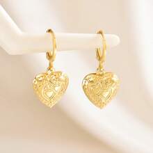 一对优雅精致的小巧心形耳环，适合女性日常佩戴。 - 金色 - 查看 6