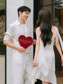 Gucci 505号唇膏礼盒套装，包含一支奢华唇膏、一套3支化妆刷、一个化妆刷收纳袋、一张信封贺卡、一个安可拉红色礼盒和一个礼品袋，优雅的彩妆礼盒套装，适合情人节、生日、节日等场合赠送女性。 - 復古紅棕色#505 - 查看 5