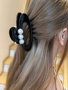 这款高端镂空椭圆形黑色时尚发夹，饰以硕大的珍珠鲨鱼牙，采用厚实坚固的材质制成，抓力强劲。适合浓密秀发，是派对、聚会、都市通勤或馈赠女士的完美之选。这款优雅的发夹设计简约百搭，是理想的节日礼物和时尚配饰。适合浓密秀发。女士发饰 优雅发爪 时尚发夹 - 黑色 - 查看 3