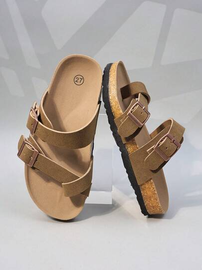 这款女童凉鞋采用卡其色哑光鞋面、交叉绑带和软木鞋底。这款露趾平底凉鞋舒适透气，简约休闲，是夏季日常穿着的理想之选。