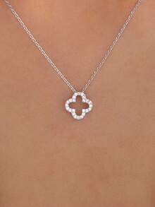1 件纯银四叶草镂空锆石镶嵌吊坠项链，精致简约设计，百搭颈链，四季皆宜