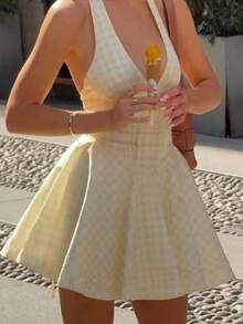 优雅露背无袖A字迷你连衣裙，喇叭裙摆，后背交叉设计，适合派对穿着 - 淡黃色 - 查看 5