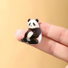 1 Ghim cài áo hình gấu trúc dễ thương nhiều tư thế bằng kim loại tráng men - Dành cho nam và nữ, thích hợp đeo hàng ngày (kiểu cầm hoa cúc/ngồi/lăn/ăn tre), phụ kiện thời trang chủ đề động vật hoang dã, trang trí áo khoác và là món quà lý tưởng cho người yêu gấu trúc. - Nhiều màu - Xem 11