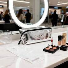 Gucci 这款银色化妆品收纳包也可作笔袋使用，适合日常使用。它质感高端，便于携带，并配有拉链袋。 - 銀色 - 查看 8