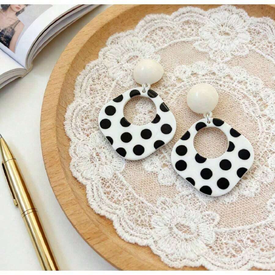 Women'S Bohemian Gothic Acrylic Earrings - Black & White Polka Dot Geometric Pendant Dangle Hoops, Minimalist Niche Jewelry For Everyday & Party Wear, Cute Earrings - 白色 - 查看 1