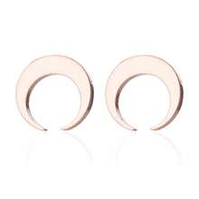 1 paire de boucles d'oreilles à la mode en forme de croissant doré. Elles conviennent pour le port quotidien casual, les fêtes, etc. Elles peuvent être portées par les hommes et les femmes dans un style minimaliste. - GED133 - Voir 3