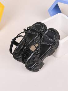 儿童夏季新款罗马编织凉鞋，采用优质黑色PU材质，编织工艺精湛，复古波西米亚度假风，弹性后跟，方便穿脱，穿着舒适，适合3-15岁男孩女孩夏季户外室内旅行度假、海滩、日常休闲、通勤、假期穿着。 - 黑與白 - 查看 12