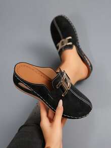 This Women's Platform Mule Seamlessly Blends Comfort And Retro Style. The Minimalist Design Exudes A Low-Key Vintage Charm, And The Smooth, Soft Silhouette Suits Most Foot Types And Flatters The Legs. The Wedge Platform Provides A Slight Lift, While The Layered Perforated Sole Effectively Cushions Impact And Reduces Foot Fatigue, Making It Very Comfortable For Long-Term Wear. - Black - View 4