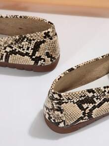2025春夏新款蛇纹金链女士休闲百搭舒适透气软底平底鞋 - 米色 - 查看 7