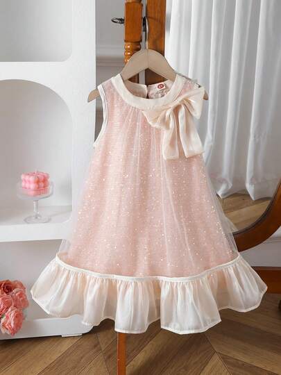 1 chiếc đầm không tay bằng vải lưới đính sequin, cổ bèo nhún và nơ, kiểu dáng thời trang cho bé gái.