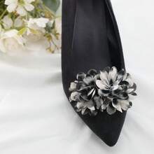 1 Pair Fashionable Luxury Leopard Print Gray & White Chiffon Detachable Shoe Clips - Grayish-white Double Flowers - View 3