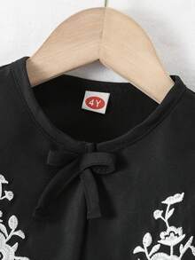 Set de 2 piezas con blusa de manga corta con bordado y cuello redondo con lazo decorativo, y falda evasé para niñas - Negro - Ver 3