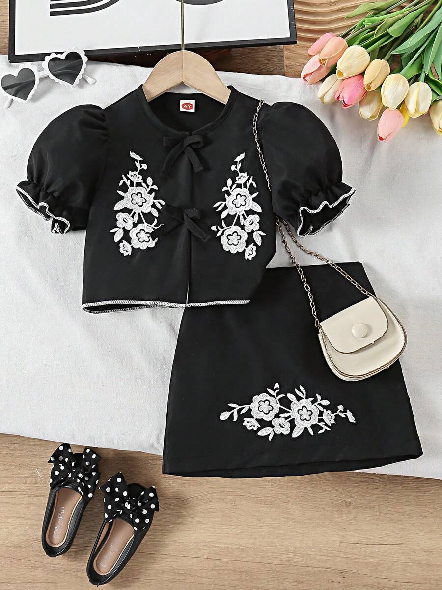 Set de 2 piezas con blusa de manga corta con bordado y cuello redondo con lazo decorativo, y falda evasé para niñas - Negro - Ver 1