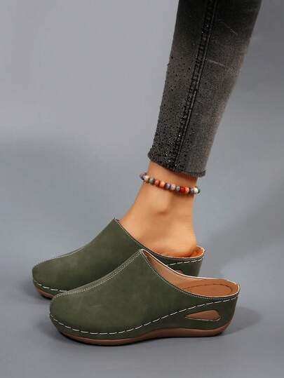 Women's Heeled Slippers (Open-Toe Sandals) Are A Common Comfortable Shoe Style For Summer. The 'comfortable And Versatile Style' Features A Soft Sole, Slip-Resistance, And Ease Of Wear Without Tiring The Feet, Making It Suitable For Everyday Home Wear Or Light Outdoor Use.