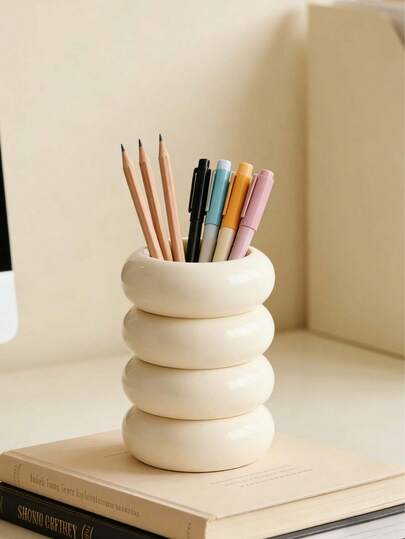 一款可爱的笔筒，一款创意桌面笔筒，一款铅笔和文具收纳盒，一款时尚的桌面配件，可用作教室收纳、返校用品、家庭办公室桌面装饰，以及多功能笔筒支架。是馈赠佳品。