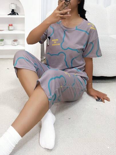 两件套女士睡衣套装，夏季短袖圆领七分裤休闲宽松睡衣套装，可爱卡通字母印花短袖上衣，可爱卡通字母印花七分裤，休闲家居服 | 可爱睡衣套装 | 易护理面料