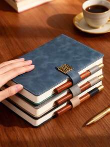 1 Sổ tay bìa mềm A5 bằng da PU có khóa cài - 240 trang (120 tờ) giấy dày, khóa từ tính, chất liệu PU có vân (gập 360°), chống thấm nước và bền, vân da có ngăn đựng bút - Thích hợp cho các cuộc họp kinh doanh, học tập của sinh viên đại học và nhật ký văn phòng, sổ tay viết chắc chắn, sổ tay hội nghị dày dặn. - Nhiều màu - Xem 12