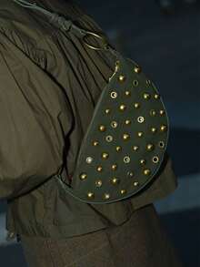 街头朋克铆钉可调节单肩女士斜挎马鞍包，时尚女士手提包，采用PU材质，拉链闭合，复古风格腋下包，适合约会、购物、通勤、上学和旅行。 - 橄欖綠 - 查看 5