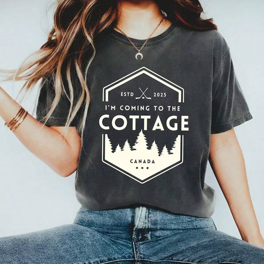 Heated Rivalry I'm Coming To The Cottage Shirt, Heated Rivalry Connor Ilya Sweatshirt, Heated Rivalry Merch, Hollander Rozanov Couple Shirt - màu đen - Xem 1