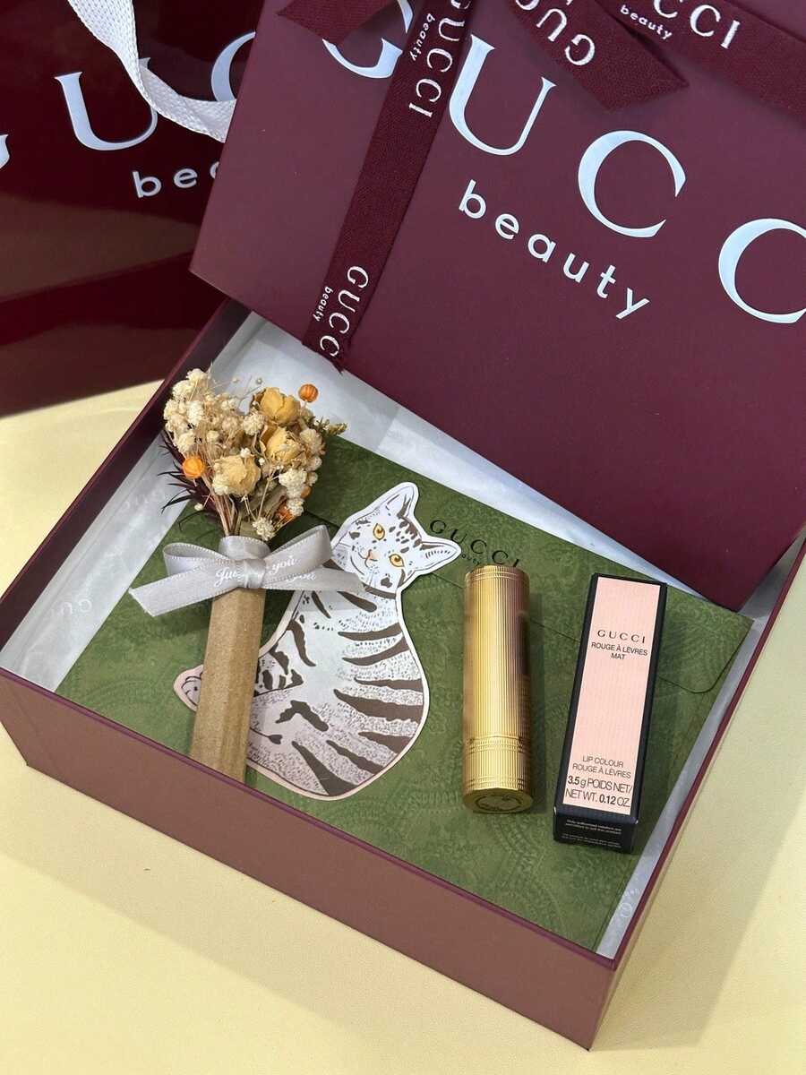 Gucci 505号唇膏礼盒套装（3.5克），包含一支奢华红色唇膏、一束干花、一张可爱的猫咪贺卡、一个安可拉红色礼盒和一个礼品袋，优雅的彩妆礼盒套装，适合情人节、生日、节日等场合赠送女性。 - 復古紅棕#505 - 查看 1