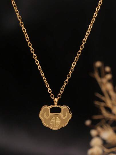 1件18K镀金不锈钢祝福与繁荣主题吊坠项链，寓意平安长寿，男女皆宜日常佩戴。