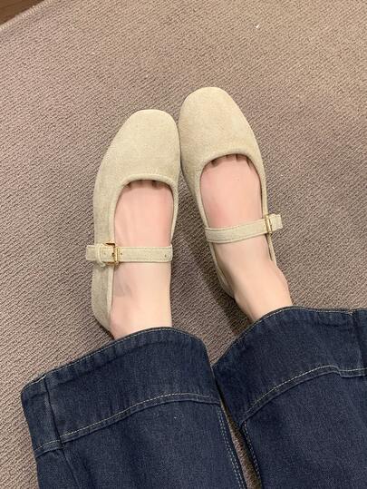 Giày bệt nữ, kiểu dáng ballet cổ điển, giày bệt gót thấp thoải mái, giày bệt Mary Jane bằng da lộn có quai cài, màu nâu.