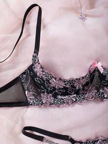 一套性感内衣，采用浅粉色和黑色刺绣吊带设计。简约而不失奢华，优雅而不失诱惑，兼具独特魅力和时尚精致感。 - 黑色 - 查看 3