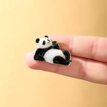 1 Ghim cài áo hình gấu trúc dễ thương nhiều tư thế bằng kim loại tráng men - Dành cho nam và nữ, thích hợp đeo hàng ngày (kiểu cầm hoa cúc/ngồi/lăn/ăn tre), phụ kiện thời trang chủ đề động vật hoang dã, trang trí áo khoác và là món quà lý tưởng cho người yêu gấu trúc. - Nhiều màu - Xem 8