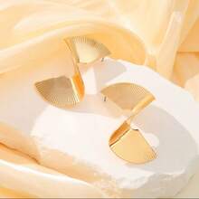 1 Pair Retro Punk Asymmetrical Spiral Fan-Shaped Clip-On Earrings, Women Fashion Metal Earring Accessories - Clip - View 4