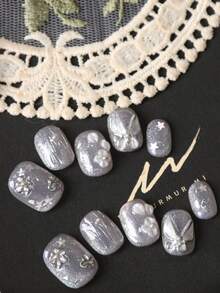 10片装亚克力按压式美甲，白色，银色花朵蝴蝶图案，短款假指甲，人造指甲套装，包含1张粘合贴片和1个迷你指甲锉。 - 彩色 - 查看 3