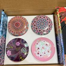 4支装香氛蜡烛套装（四种香型：茉莉、檀香、小苍兰、玫瑰），罐子随机发货。适用于蜡烛、沐浴、瑜伽、节日送礼、母亲节礼物等。 - 彩色 - 查看 20