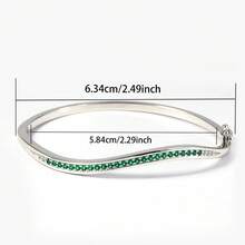 1件S925银手链，呈祖母绿色，镶嵌实验室培育宝石，优雅的弧形设计，适合春季茶会，是表达爱意的贴心母亲节礼物，散发着温暖的光泽。 - 銀色 - 查看 2