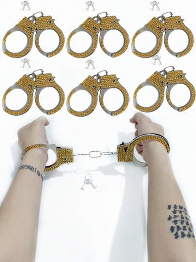 1个黄金钻石手铐，内径小于5厘米（注：由于钻石为手工镶嵌，表面可能存在少量胶水溢出，这与产品质量无关。如果您介意，请勿下单。谢谢。）