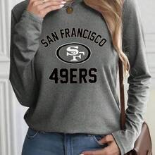 Womens San Francisco 49ers Logo Long Sleeve Shirt - Black Casual Long - Sleeve Top With Team Text Emblem, Blue Jeans Outfit, White Nail Polish, Gold Necklace, Brown Leather Crossbody Bag - Perfect For 49ers Fans And Sports Enthusiasts - 深灰色 - 查看 9