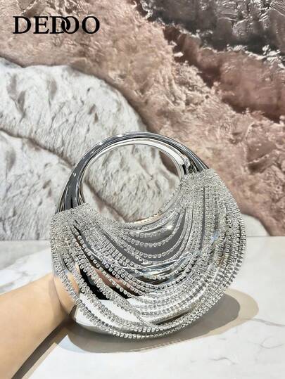 1pc Handbag Light Luxury Style Solid Color Fashion Joker Shiny Gold-Plated Moon-Shaped Handbag Is A Joker Fashion Choice For Leisure Occasions (Including Formal Activities). It Adopts High-End Chain Belt, Which Is Suitable For Going Out, Traveling, Shopping, Commuting, Giving Gifts And Gathering.