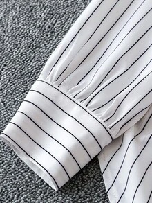 轻盈通勤风黑白竖条纹衬衫，配金属链条腰带，宽松长袖设计，修身显瘦，适合通勤、约会、外出等各种场合，春季百搭之选。 - 白色 - 查看 5