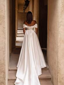 Glamorous Boat Neck Cap Sleeve Wedding Dress With High Slit In Satin – Sophisticated Floor-Length A-Line Gown Featuring A Graceful Wide Neckline, Exposed Shoulder Short Sleeves, Daring Leg Reveal, And Lustrous Satin Silhouette, Perfect For Weddings, Christmas Galas, Halloween Balls, Formal Dances, Birthday Celebrations, And Special Evening Events. A Versatile Choice For Wedding Receptions, Holiday Parties, Anniversary Dinners, Luxury Getaways, Black-Tie Occasions, Cocktail Gatherings, Bridal Showers, Wedding Guest Attire, Graduation Formals, Homecoming Events, And As A Modern Bridesmaid Or Festive Evening Gown. - 白色 - 查看 3