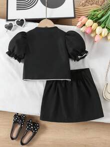 Set de 2 piezas con blusa de manga corta con bordado y cuello redondo con lazo decorativo, y falda evasé para niñas - Negro - Ver 2