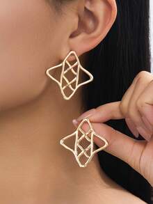 1 Pair Fashionable Hollow Grid Asymmetrical Geometric Gold Stud Earrings, Versatile For Daily Wear, Matching Influencer Style Women Jewelry - Yellow Gold - View 1