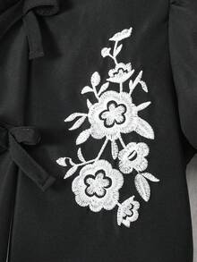 Set de 2 piezas con blusa de manga corta con bordado y cuello redondo con lazo decorativo, y falda evasé para niñas - Negro - Ver 4