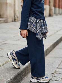 مجموعة قطعتين من البنات الصغيرات، تصميم رياضي كاجوال بطباعة حرفية وطيات جانبية، سترة بأكمام طويلة وبنطال ساق واسعة، ديكور مخطط، مناسب للبنات للارتداء اليومي في فصلي الخريف والشتاء - أزرق بحري - مشاهدة 5