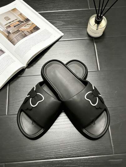 Sandalias deslizantes negras de camelias para mujer | Sandalias deslizantes de moda para mujer 2025 - Sandalias deslizantes de goma ligeras y de diseñador, decoradas con camelias blancas de moda, suelas cómodas y antideslizantes, una opción ideal para el verano, uso al aire casual diario, elegantes y versátiles.