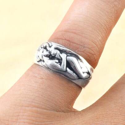 一枚欧美复古艺术裸女拥抱戒指。适合日常佩戴。情人节、母亲节或任何特殊场合的理想礼物。独特创意的女士戒指。情侣珠宝礼物。