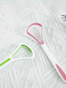 这款 1/4 件装舌苔清洁器旨在有效去除舌头表面的细菌、食物残渣和引起异味的物质。 - 彩色 - 查看 3