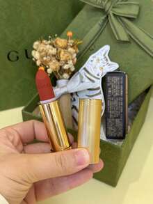 Gucci 505号唇膏礼盒套装（3.5克），包含一支奢华红色唇膏、一束干花、一张可爱的猫咪贺卡、一个安可拉红色礼盒和一个礼品袋，优雅的彩妆礼盒套装，适合情人节、生日、节日等场合赠送女性。 - 復古紅棕#505 - 查看 3