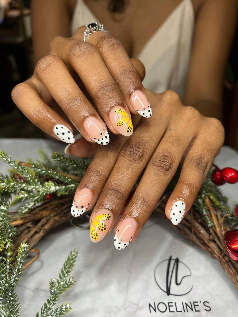 24片透明渐变雏菊点缀美甲贴片——清新少女风，可卸式设计，适合工作和约会。 - 彩色 - 查看 1