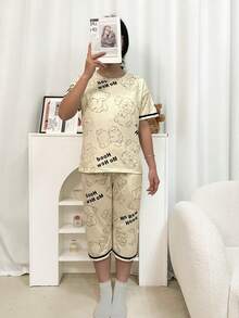 两件套夏季休闲宽松睡衣套装，包括一件印有可爱小熊和字母图案的短袖圆领上衣，以及一条印有可爱小熊和字母图案的七分裤，舒适睡衣，休闲家居服。 - 杏色 - 查看 5