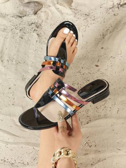 Sandalias planas tipo chanclas con tira iridiscente y tacón bajo de 2 cm, de estilo bohemio, color negro brillante, para verano, playa y vacaciones casuales