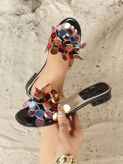 女士亮黑色珠光圆盘簇状花卉2厘米低坡跟凉鞋，夏季假日派对波西米亚风